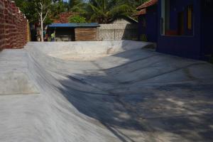 eine Skateboard-Rampe aus Beton in einem Skatepark in der Unterkunft Hangten's Surf Skate Hostel in Arugam Bay