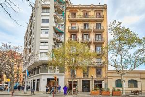 バルセロナにあるBBarcelona Sagrada Familia Garden Apartmentの通路角の高層ビル