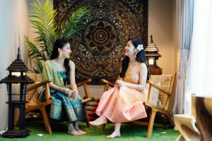 zwei Mädchen, die in einem Zimmer auf Stühlen sitzen in der Unterkunft 25,000sq.ft Grand Luxe Villa PJ 13BR 42Pax By Verano in Petaling Jaya