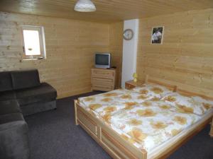 Un pat sau paturi într-o cameră la Chalupa u Porubäna