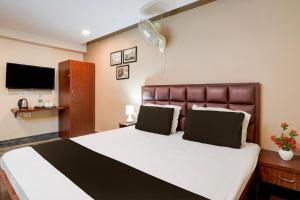 A bed or beds in a room at OYO Flagship Hotel Awadh Court