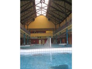 - une piscine avec une fontaine dans un bâtiment dans l'établissement Cosy apartment in Eibenstock, à Eibenstock