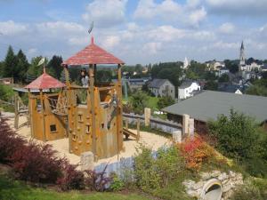 een speeltuin in een park met een speelstructuur bij Cosy apartment in Eibenstock in Eibenstock