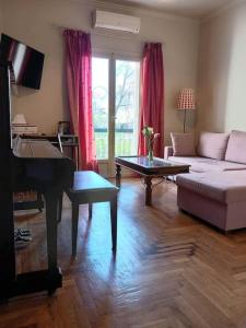 Cozy apartment for piano lovers in Corfu Town tesisinde bir oturma alanı