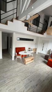 een woonkamer met een tafel en een bank bij ÂU-LAC loft rénové en 2024 in Lourdes