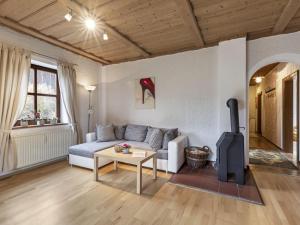 - un salon avec un canapé et une table dans l'établissement Alluring Apartment in Sch nsee in the forest, à Schönsee