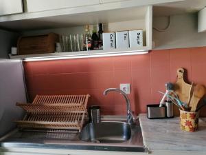 una cocina con fregadero y grifo en Cozy apartment for piano lovers in Corfu Town en Corfú