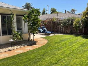 um quintal com uma casa com um pátio e relva em Quite Spacious, Hot Tub Near Montecito, EV Charger em Santa Bárbara