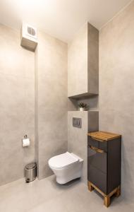 a bathroom with a toilet and a sink at Apartament 33 in Gąski