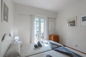 a white bedroom with a bed and a window at Hoyo I by Ĥ - Isla Canela Golf GHHI16IA3P78 in Isla Canela +20 photos