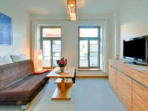 ヴィスマールにあるModern Apartment in Wismar with Private Terraceのリビングルーム(ソファ、テレビ付)