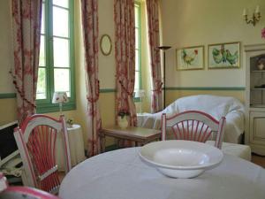 モンブリュン・レ・バンにあるA beautiful 2 persons studio in a chateau with swimming poolのテーブルとボウルが付いた部屋