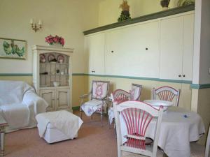 sala de estar con sillas, mesa y sofá en A beautiful 2 persons studio in a chateau with swimming pool, en Montbrun-les-Bains