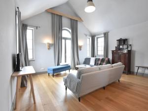 HanshagenにあるPretty Apartment in Detershagen with Private Terraceのリビングルーム(ソファ、テレビ付)
