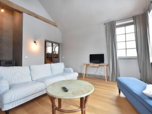 - un salon avec un canapé blanc et une table dans l'établissement Pretty Apartment in Detershagen with Private Terrace, à Hanshagen