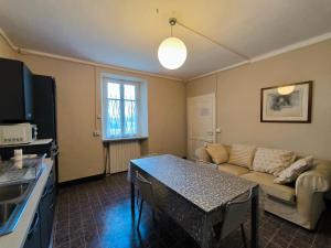 een woonkamer met een bank en een tafel bij Apartment Buenavista in Stresa