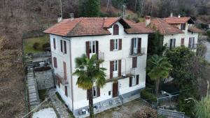 een luchtzicht op een huis met een palmboom bij Apartment Buenavista in Stresa
