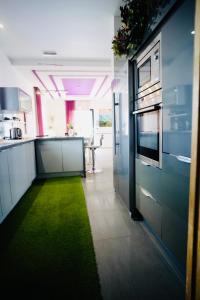 una cucina con pavimento verde al centro di Villa Zara a Démouville