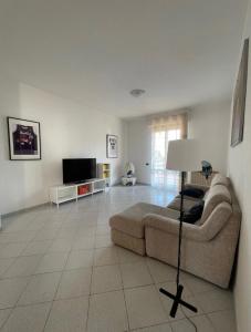 uma sala de estar com um sofá e uma televisão de ecrã plano em La casa di Ciccio em Limite