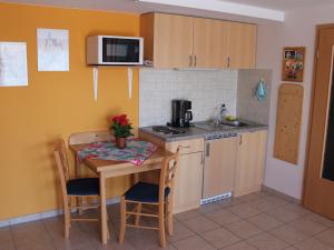 una pequeña cocina con mesa y microondas en Comfortable Apartment near Seabeach in Rerik, en Rerik