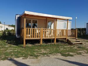 Budova, kde se kemp nachází + 14 fotografií