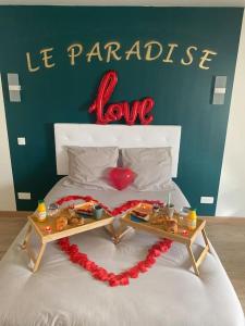 ein Bett mit einem Tablett mit Essen drauf in der Unterkunft Le Paradise in Ville-le-Marclet