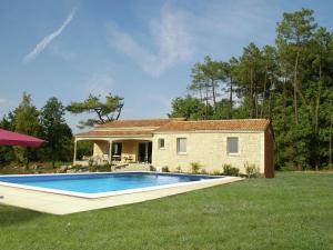 una casa con piscina en el patio en Holiday home in Montcl ra with sunny garden playground equipment and private pool, en Montcléra