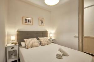Posteľ alebo postele v izbe v ubytovaní BBarcelona Sagrada Familia Garden Apartment