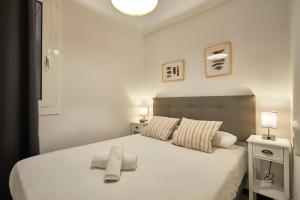 Posteľ alebo postele v izbe v ubytovaní BBarcelona Sagrada Familia Garden Apartment