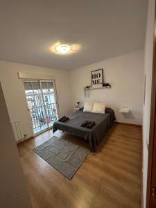 1 dormitorio con 1 cama grande en una habitación en Bonito piso a solo 15 minutos de Granada en La Zubia