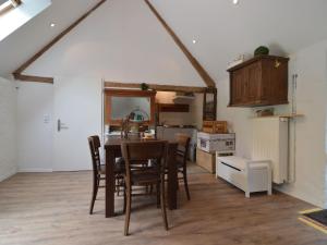 een keuken met een tafel en stoelen in een kamer bij Cozy Apartment in Immerath with Fishing Near in Immerath