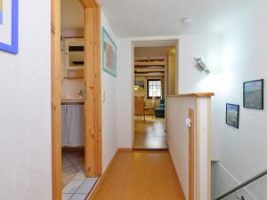 einen Flur, der zu einer Küche und einem Wohnzimmer führt in der Unterkunft Cozy Apartment in L wensen Lower Saxony with Private Terrace in Bad Pyrmont