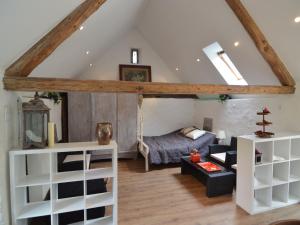een woonkamer met witte planken en een bank bij Cozy Apartment in Immerath with Fishing Near in Immerath