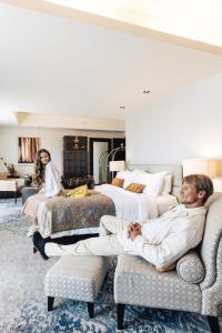 duas pessoas sentadas num quarto de hotel com camas em Cinnamon Grand Colombo em Colombo