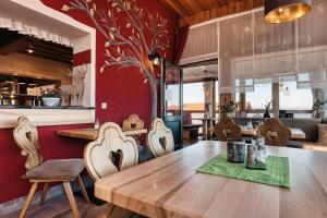 comedor con mesa de madera y sillas en Hotel Hirschenstein en Achslach