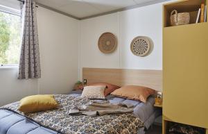 Ένα ή περισσότερα κρεβάτια σε δωμάτιο στο Domaine Les Pastourels