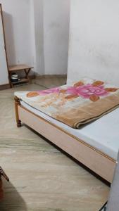 a bed with flowers on it in a room at SPOT ON Hotal Manorath in Nāthdwāra