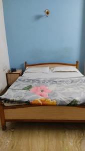 a bedroom with a bed with flowers on it at SPOT ON Hotal Manorath in Nāthdwāra