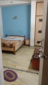 1 dormitorio con 2 camas y pared azul en SPOT ON Hotal Manorath, en Nathdwara