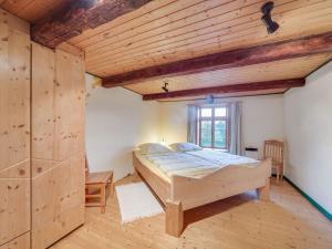 Säng eller sängar i ett rum på Historic Farmhouse in Hohnebostel with Garden near Lake