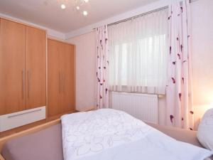 德根多夫的住宿－Lovely flat in Deggendorf with luxurious furnishings with southern flair，卧室配有白色的床和窗户。