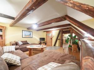 - un salon avec un canapé et une table dans l'établissement Historic Farmhouse in Hohnebostel with Garden near Lake, à Langlingen