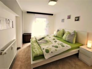 Tempat tidur dalam kamar di Lovely Apartment in Elpe near Forest