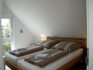 1 cama con 2 almohadas en una habitación en Holiday home on the island of Poel 3 bedrooms 2 bathrooms sauna en Insel Poel
