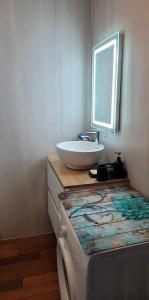 La salle de bains est pourvue d'un lavabo blanc et d'une fenêtre. dans l'établissement appartement Gérardmer proche lac , borne vidéo, espace exterieur, à Gérardmer