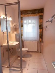 La salle de bains est pourvue d'une douche, de toilettes et d'un lavabo. dans l'établissement Hotel Garni zum Goldenen Ring, à Quedlinbourg