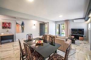 ein Wohnzimmer mit einem Tisch und einem Sofa in der Unterkunft “Villa Chrysa” luxury house in Flámbouras