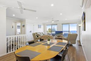 Un comedor y una sala de estar con mesa y sillas. en Bellevue, en Manyana