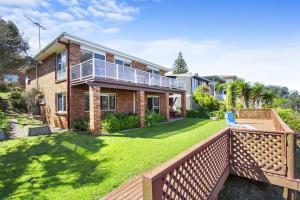 Una casa con un patio grande con una cerca de madera. en Bellevue, en Manyana