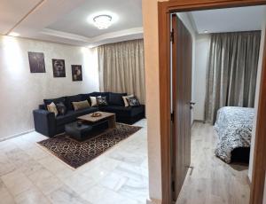 穆罕默迪耶Millénium vip parc appartement的带沙发和床的客厅 更多25张照片